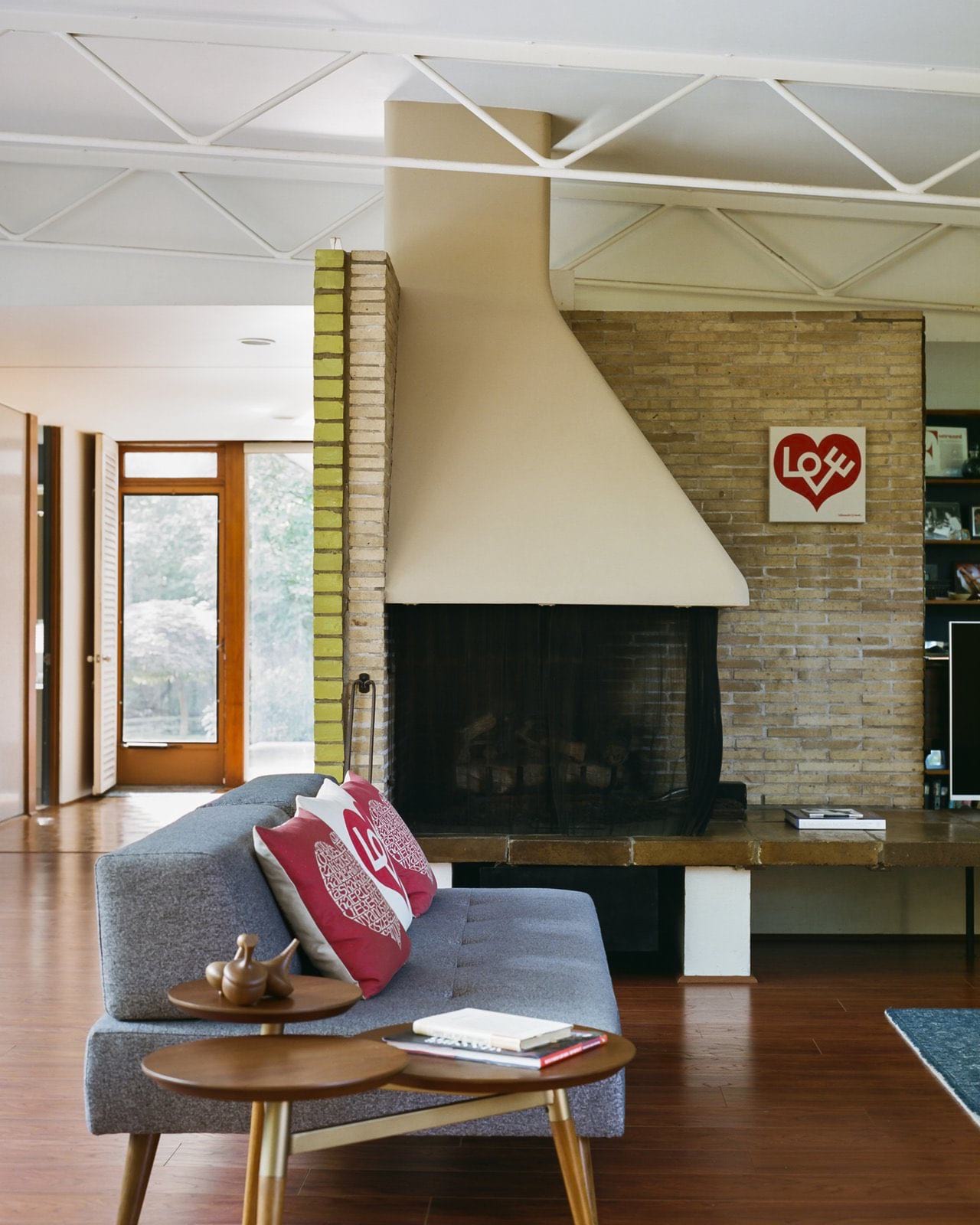Alexander Girard residence In Michigan - living room Fireplace