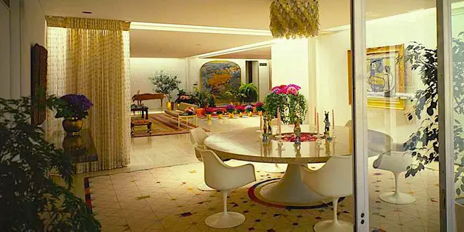 eero-saarinen---tulip-chair---miller-house---balthazar-korab