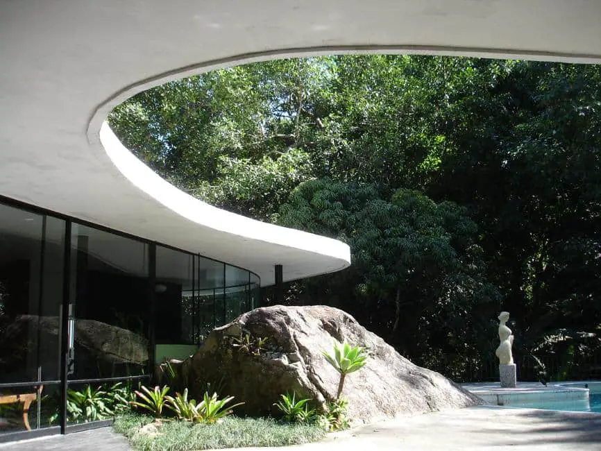 The Oscar Niemeyer Das Canoas House Is a Perfect Example of Organic ...