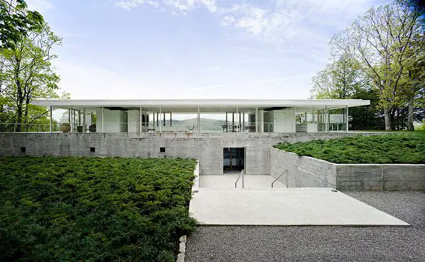 Glass house - olnick-spanu-house