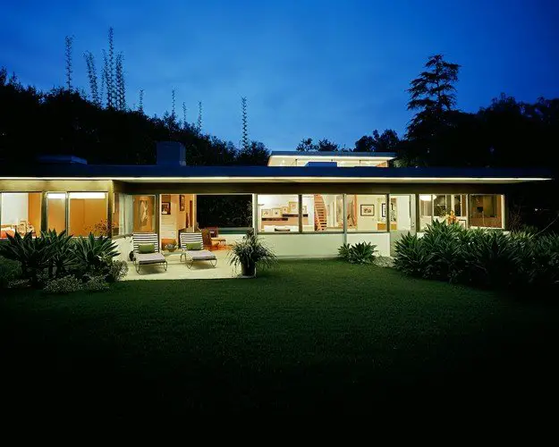 Richard Neutra Freedman Residence outside night