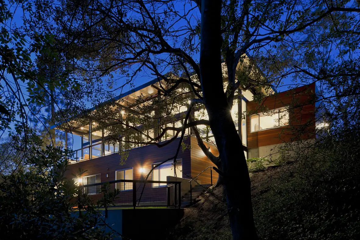 Crestwood Hills - Nonzero architects - Broom Way Residence exterior night