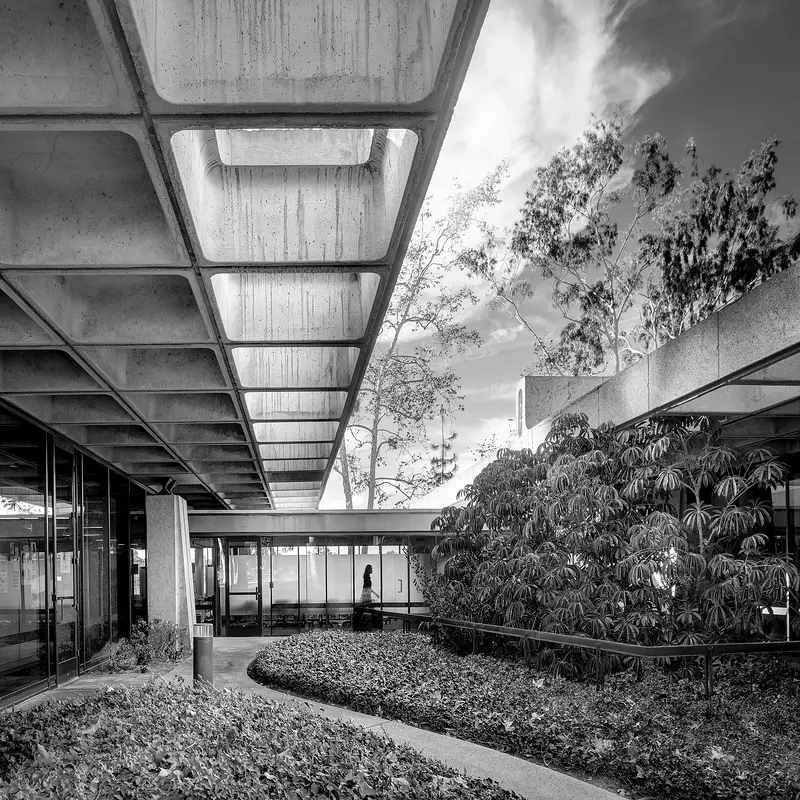 modernist building - Industrial Indemnity - San Diego exterior b/w