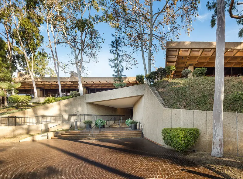 modernist building - Industrial Indemnity - San Diego entrance