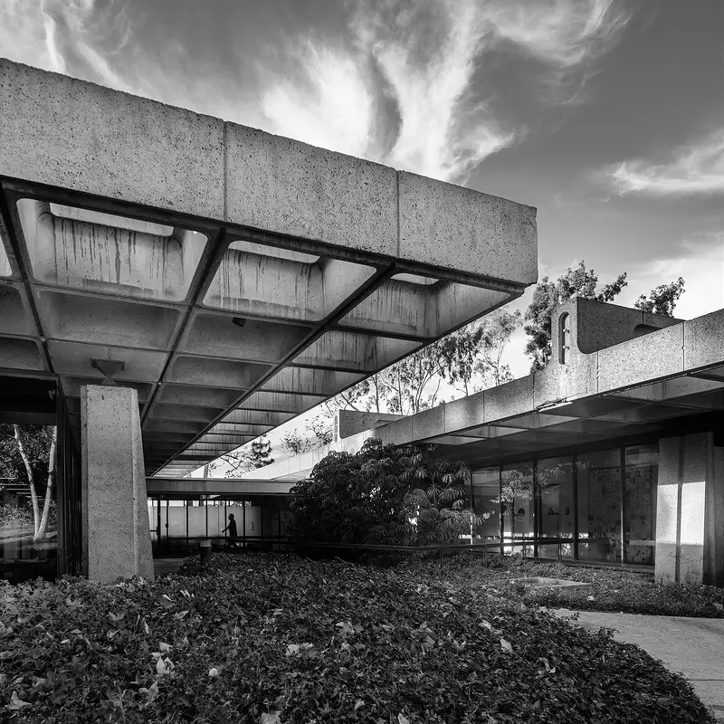 modernist building - Industrial Indemnity - San Diego exterior b/w