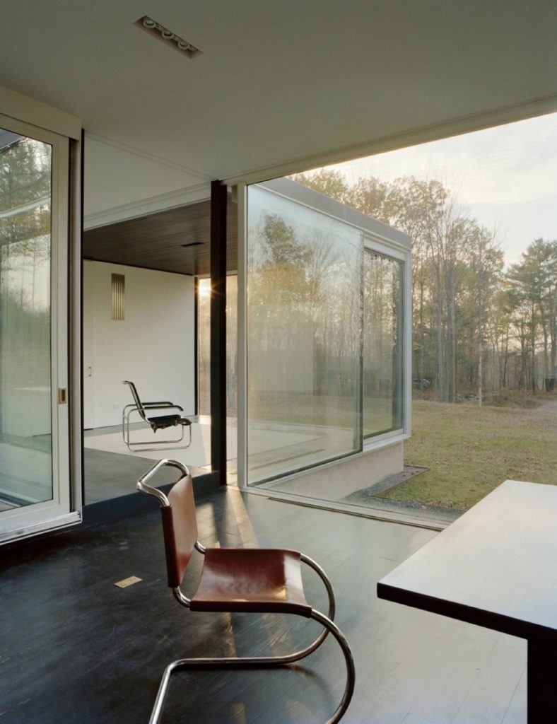 modern glass house - Michael Bell dining area