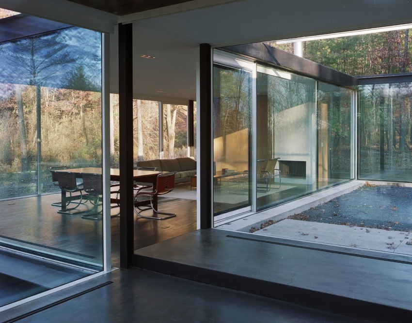 modern glass house - Michael Bell dining area