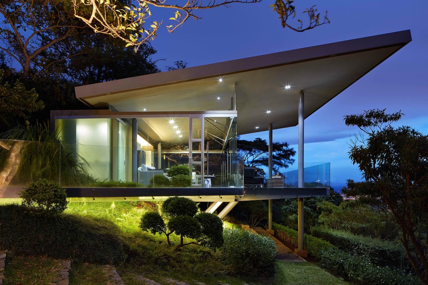 modernist house - costa rica - Cañas Arquitectos - night exterior