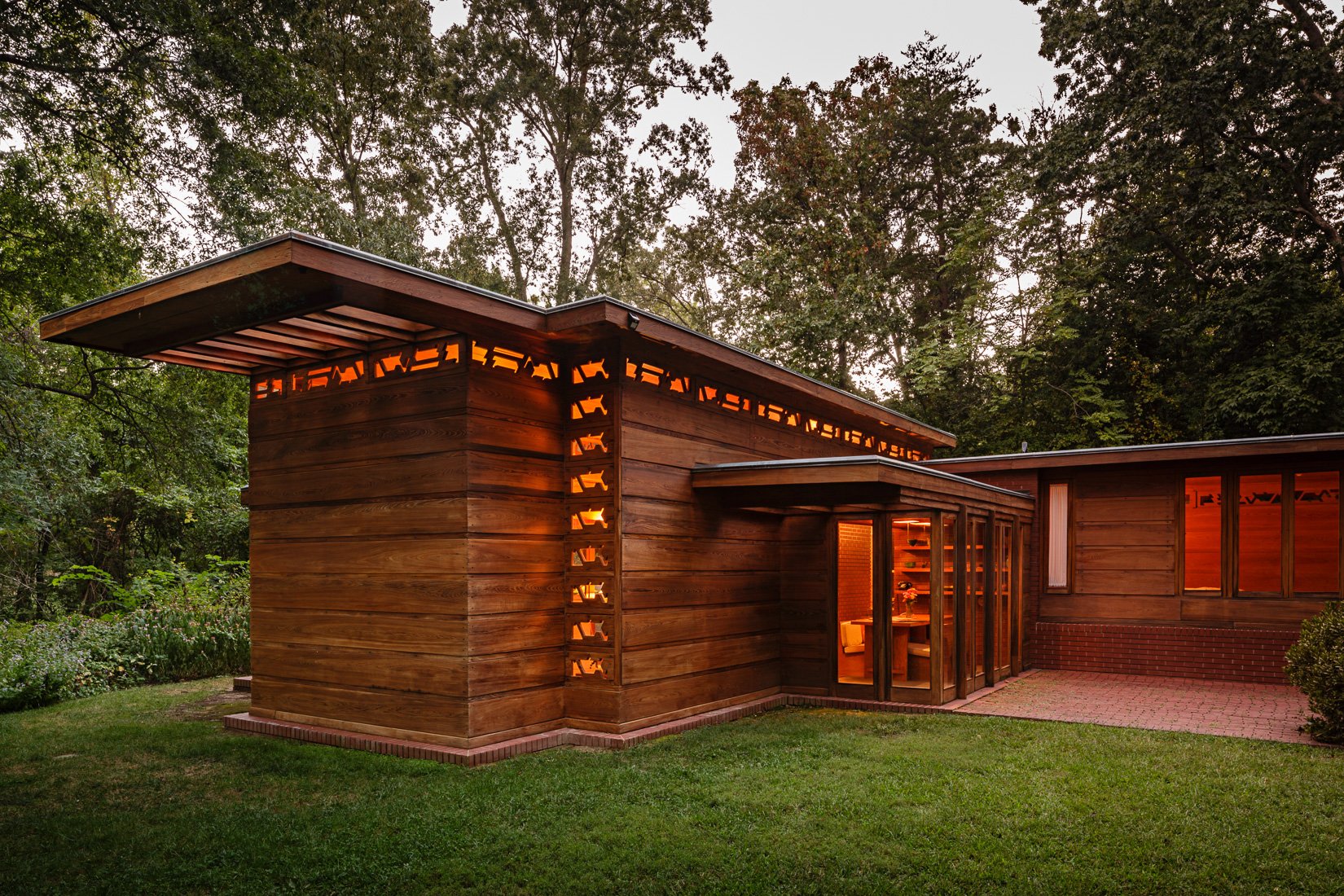 Frank Lloyd Wright Pope Leighey house - exterior night