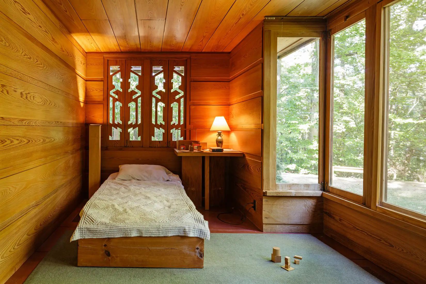 Frank Lloyd Wright Pope Leighey house - bedroom
