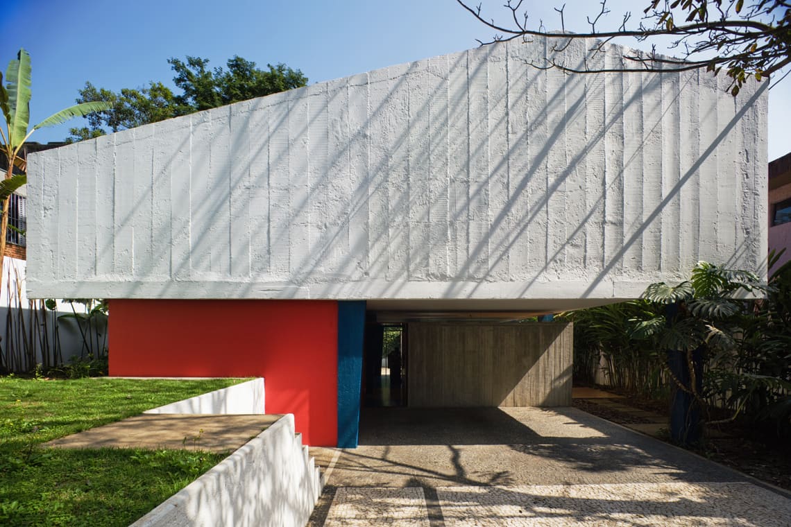 Modernist residence - architect Vilanova Artigas - front