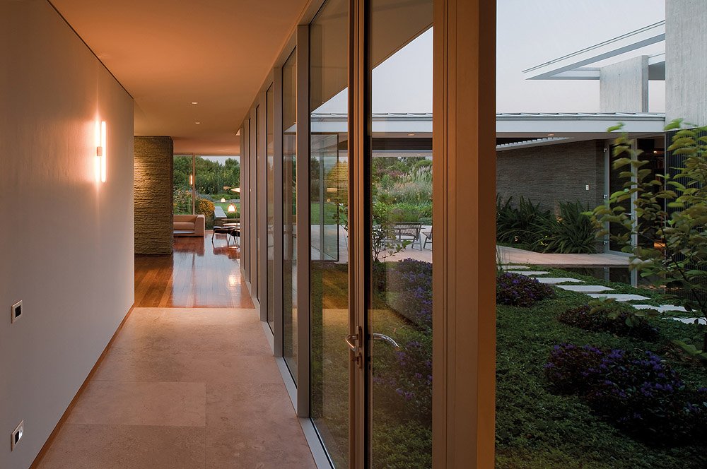 contemporary modernist house - santiago - 57studio - corridor