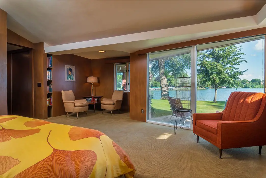 mid-century lake-house---Russell-Barr-Williamson - bedroom