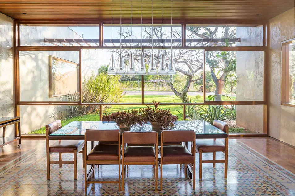 modernist brazilian casa 28 - lamas architecture_ dining area