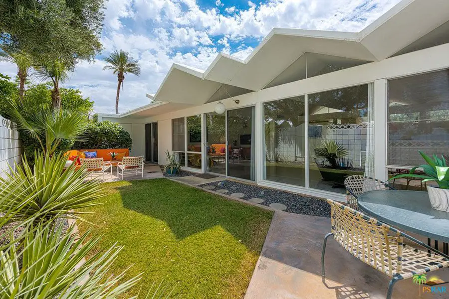 Barry Berkus mid-century house Palm Springs - outside