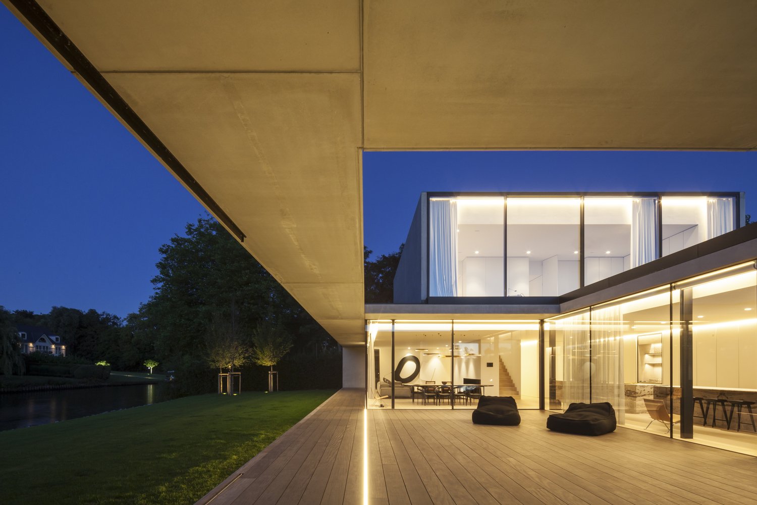 modern house Govaert & Vanhoutte - exterior night