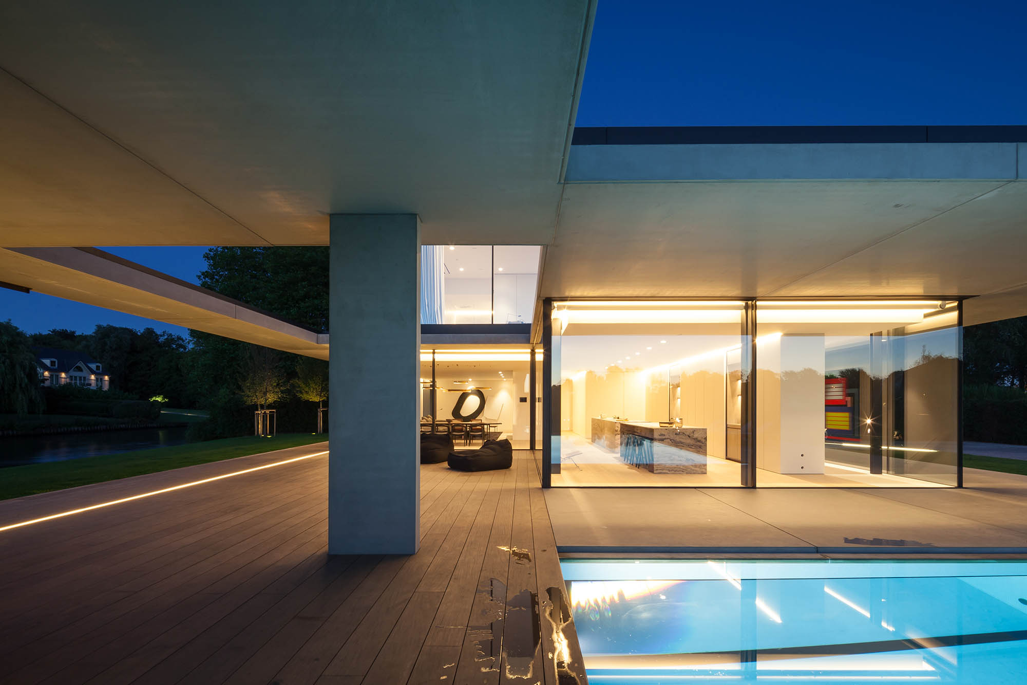modern house Govaert & Vanhoutte - pool