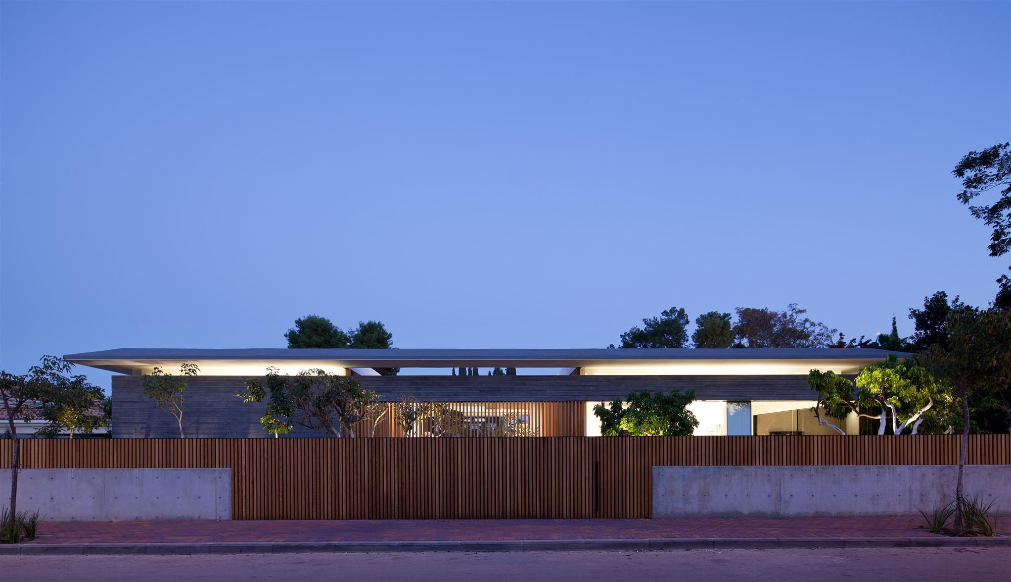 Modernist house tel aviv architect pitsou kedem - front night