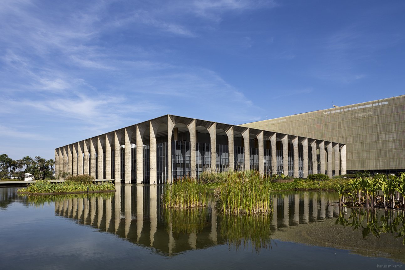 oscar niemeyer - brazilia - photo Haruo Mikami