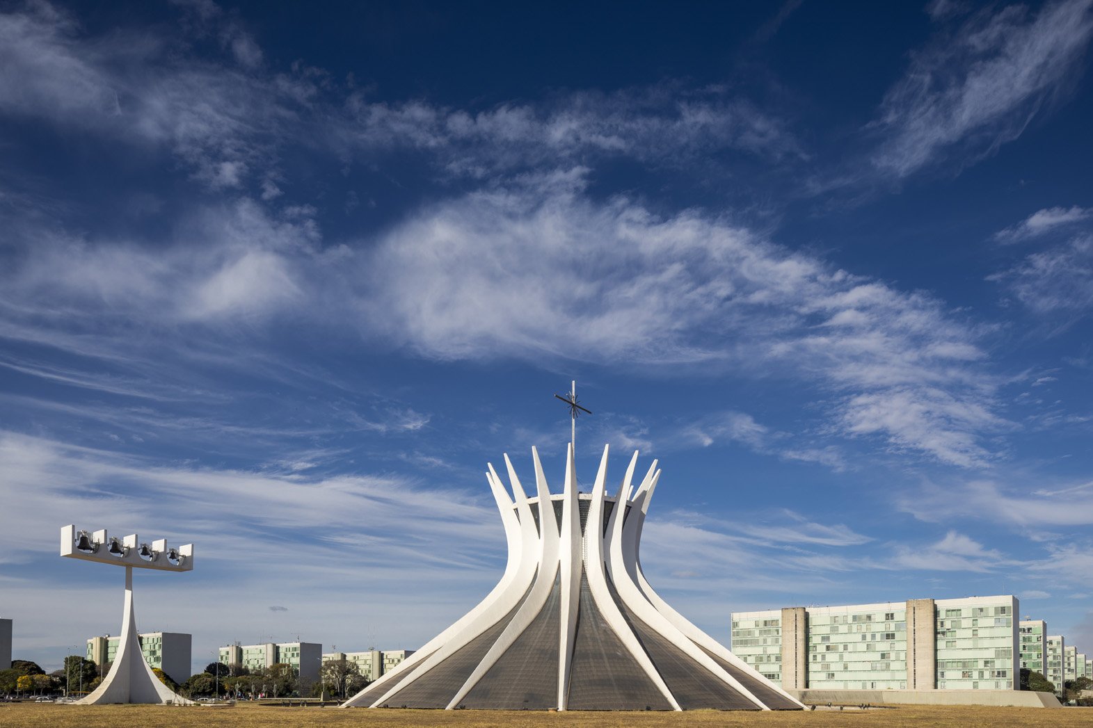 oscar niemeyer - brazilia - photo Haruo Mikami