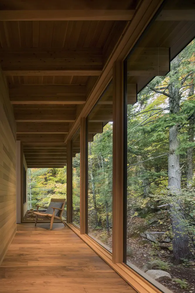 Modern house The Bear - Bohlin Grauman Miller and Bohlin Cywinski Jackson - corridor connecting with the exterior