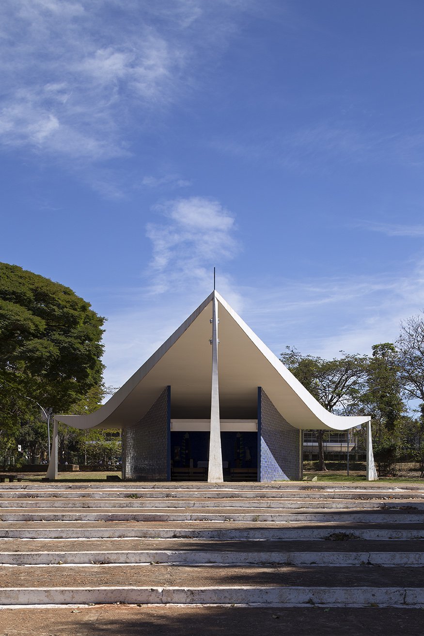 oscar niemeyer - brazilia - photo Haruo Mikami