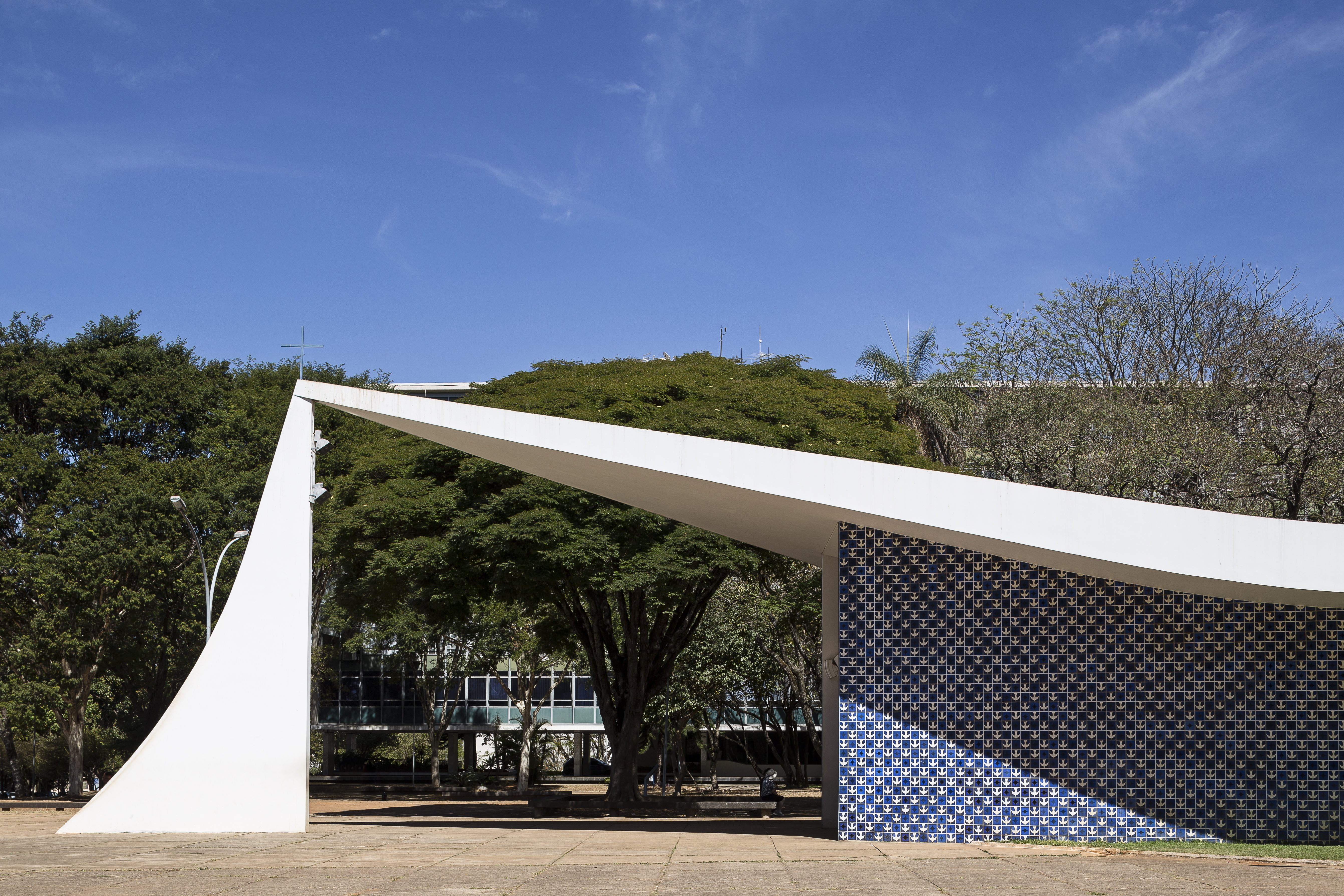 oscar niemeyer - brazilia - photo Haruo Mikami