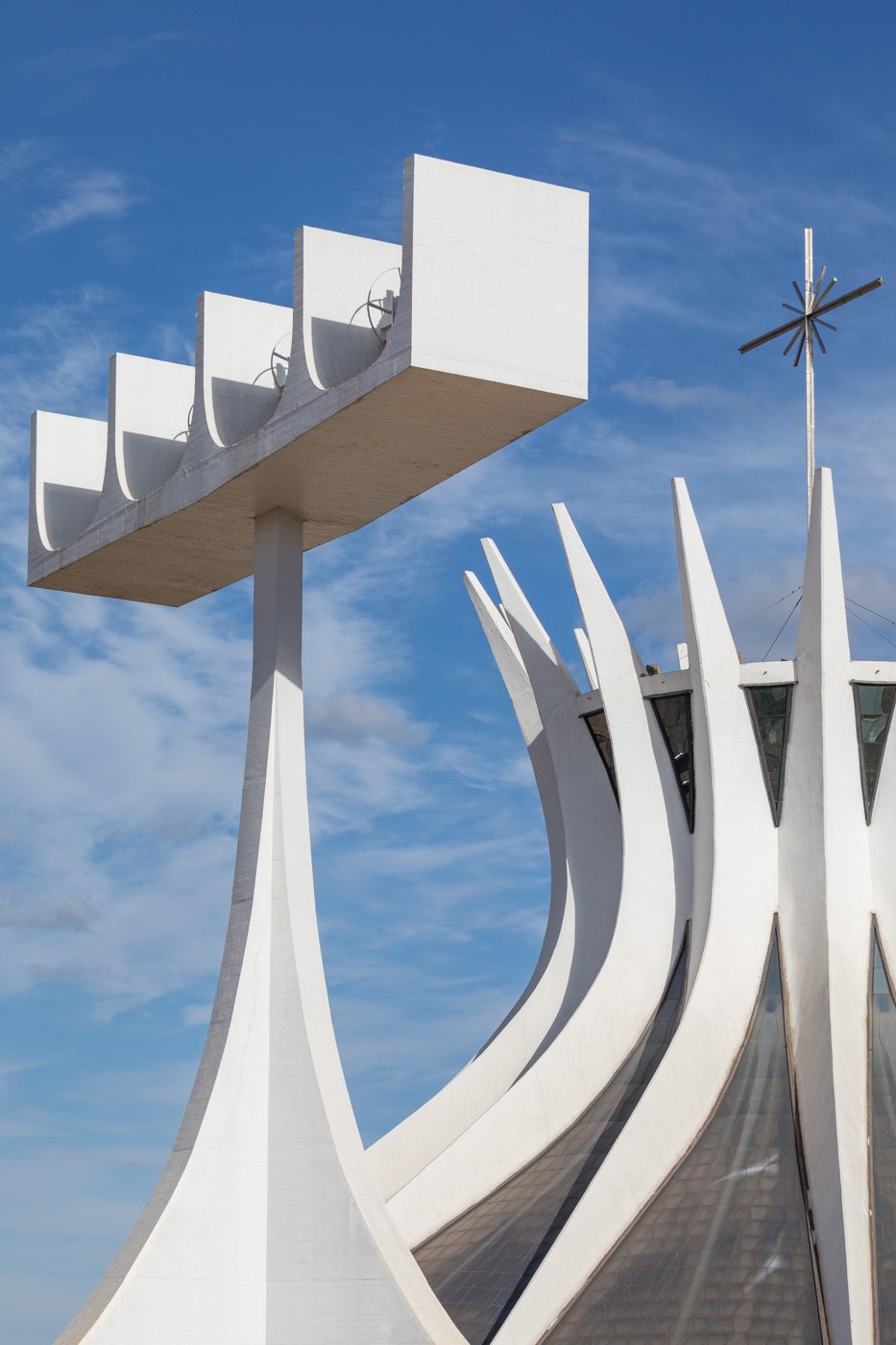 oscar niemeyer - brazilia - photo Haruo Mikami