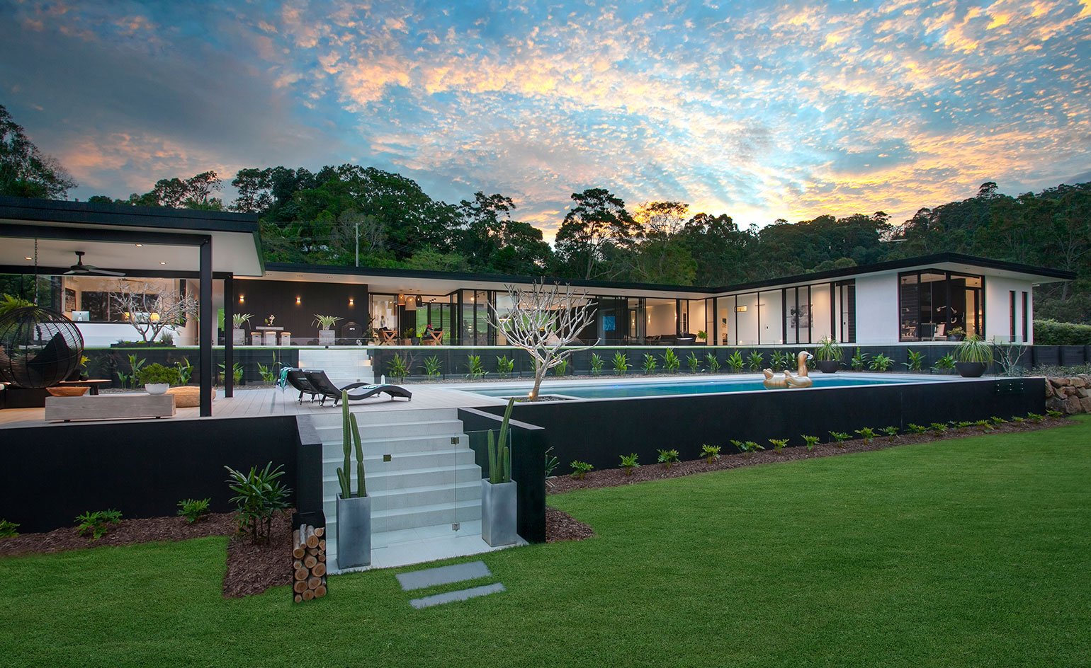 Contemporary house - architect Sarah Waller’s Doonan Glass House - exterior