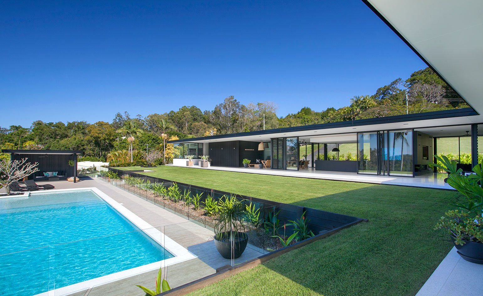 Contemporary house - architect Sarah Waller’s Doonan Glass House - pool