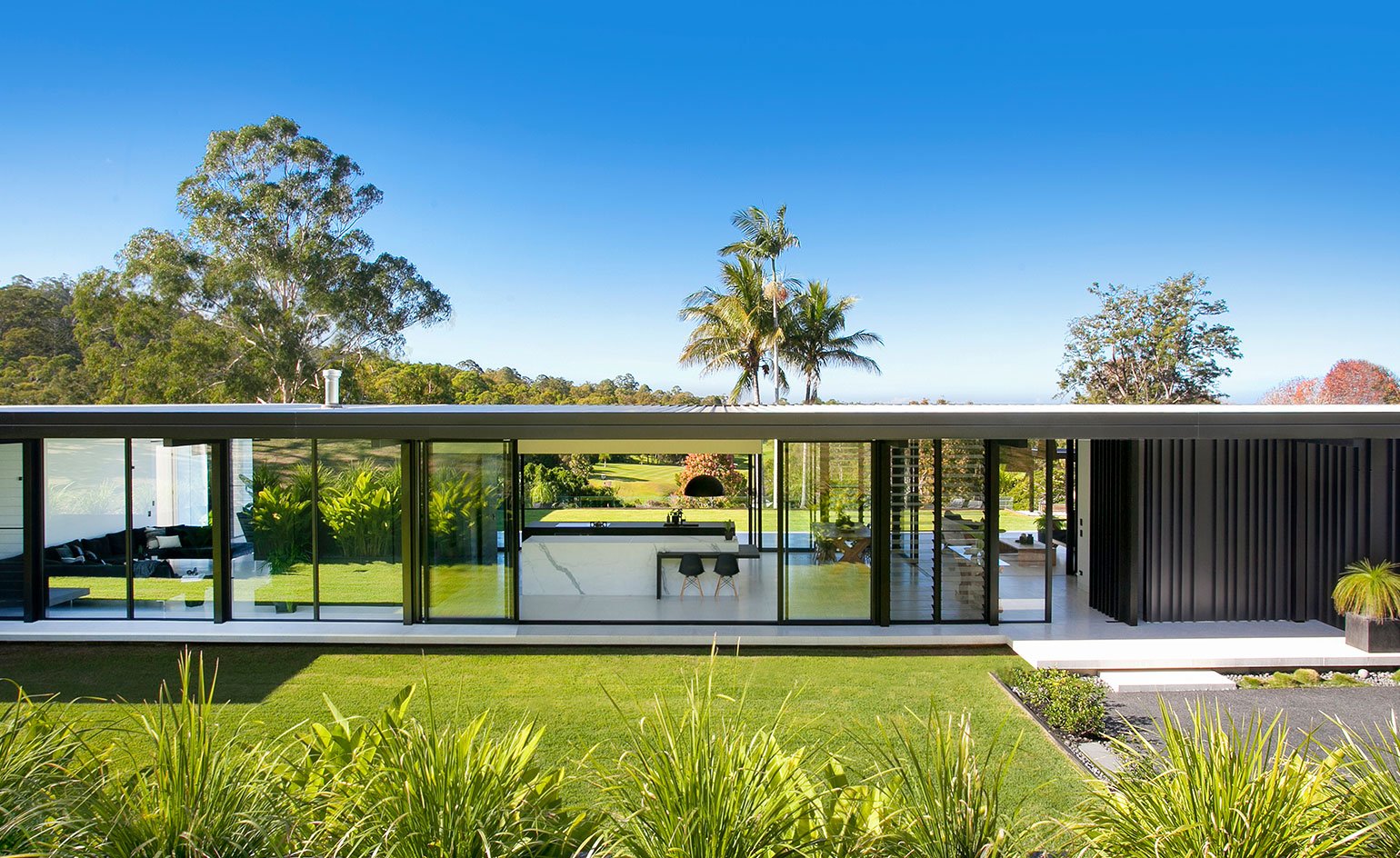Contemporary house - architect Sarah Waller’s Doonan Glass House - front facade view