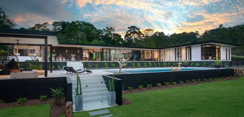 Contemporary house - architect Sarah Waller’s Doonan Glass House - exterior front