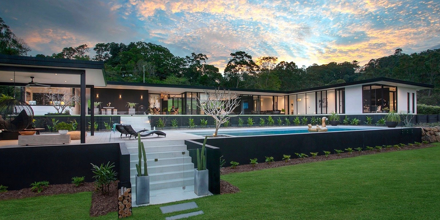 Contemporary house - architect Sarah Waller’s Doonan Glass House - exterior front