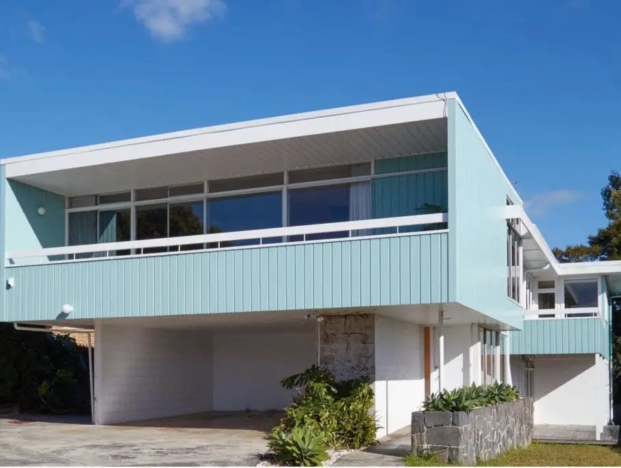 mid-century house in New Zeeland - architect Vladimir Cacala - facade