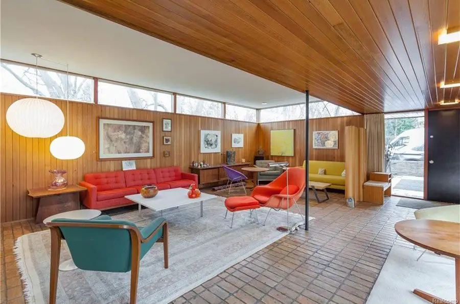 mid-century house by Robert Metcalf in Michigan - living room