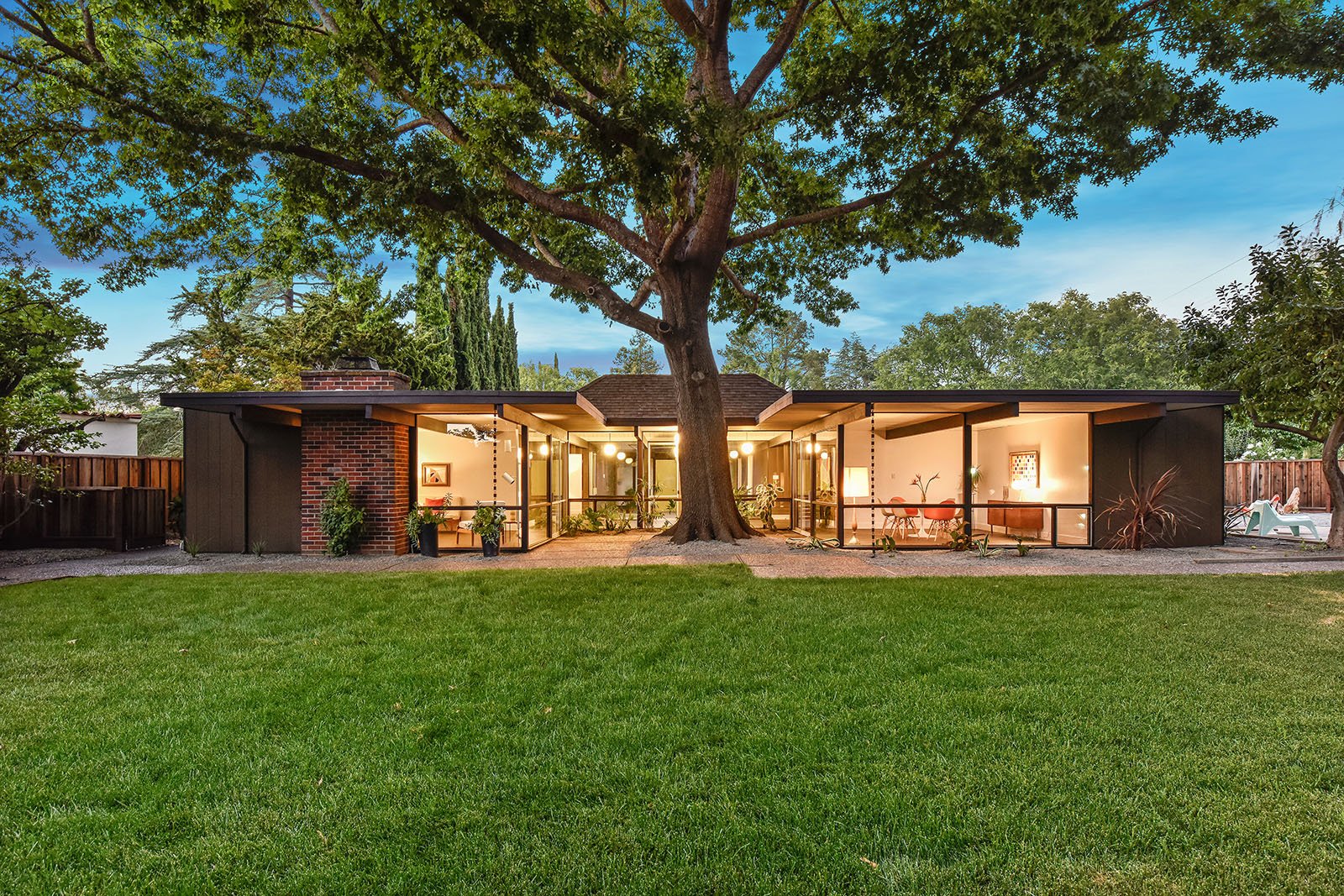 big size Eichler in Walnut Creek - front facade