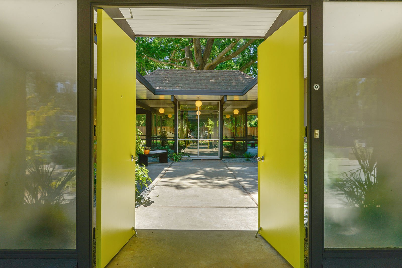 big size Eichler in Walnut Creek - entrance