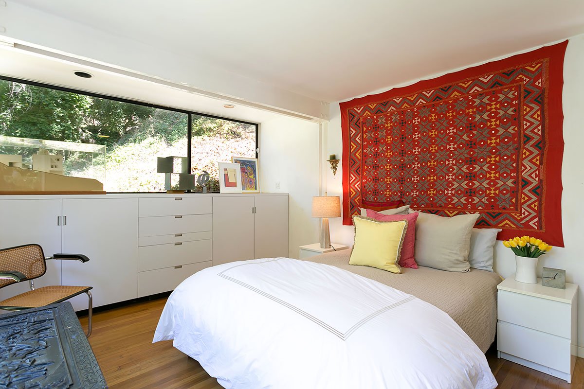 Bauhaus inspired Olsen House - bedroom