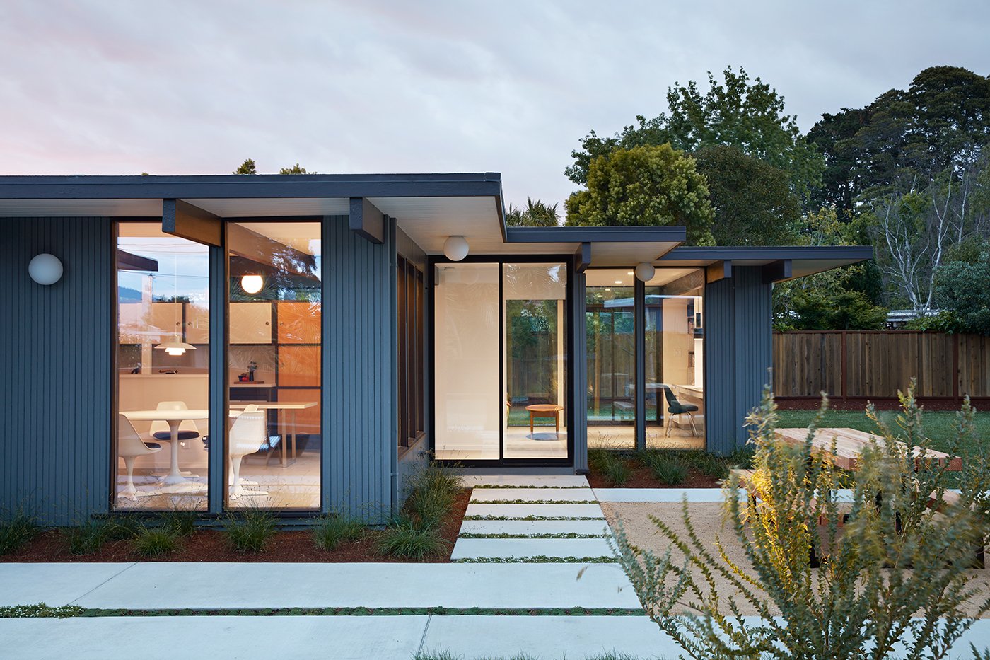 Eichler house in San Mateo Highlands - Klopf architecture - exterior back