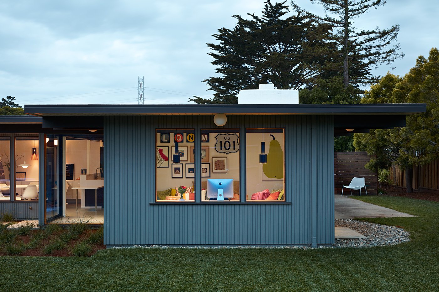 Eichler house in San Mateo Highlands - Klopf architecture - outside back garden