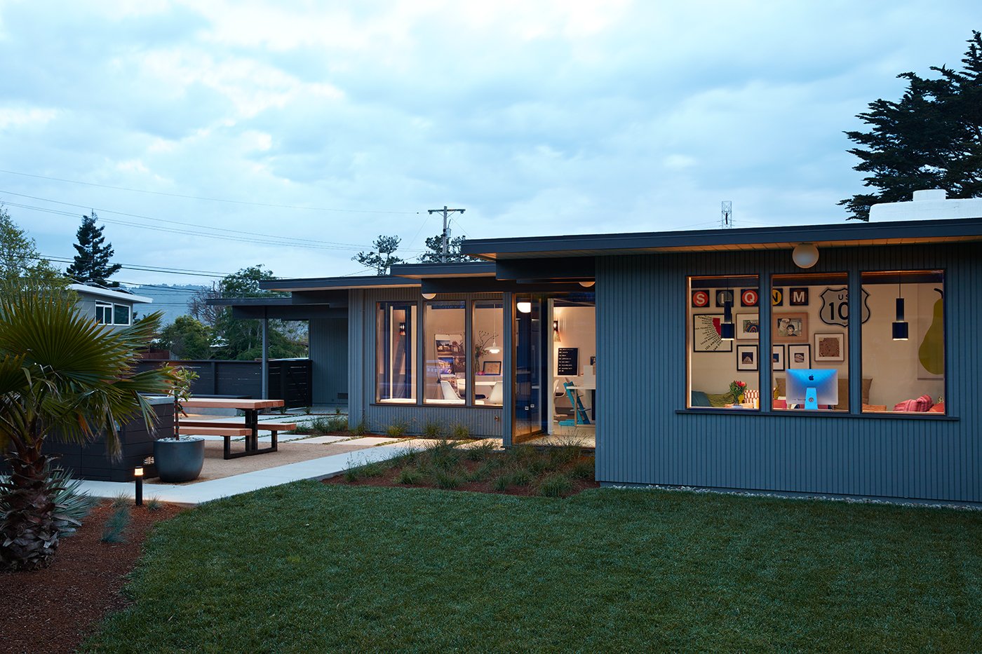 Eichler house in San Mateo Highlands - Klopf architecture - outside back garden