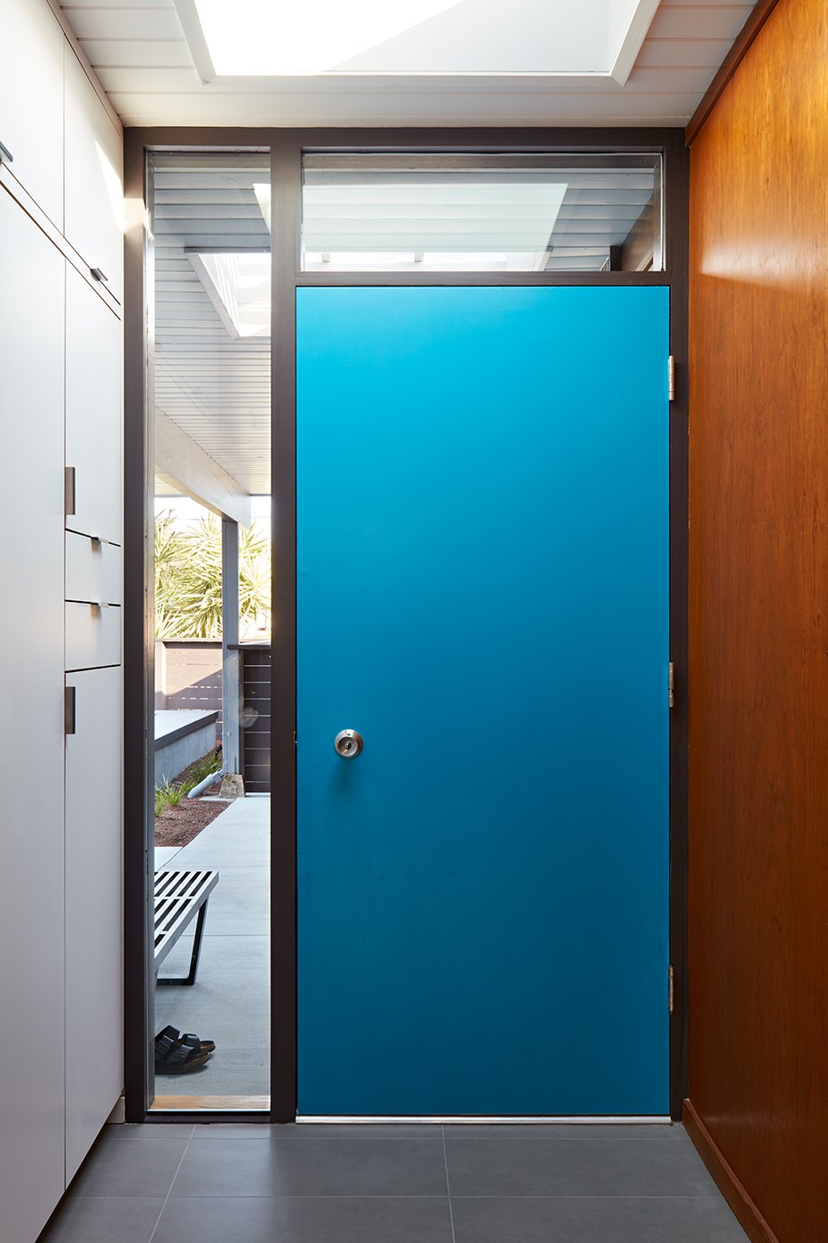 Eichler house in San Mateo Highlands - Klopf architecture - entrance door