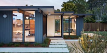 Eichler house in San Mateo Highlands - Klopf architecture - exterior back