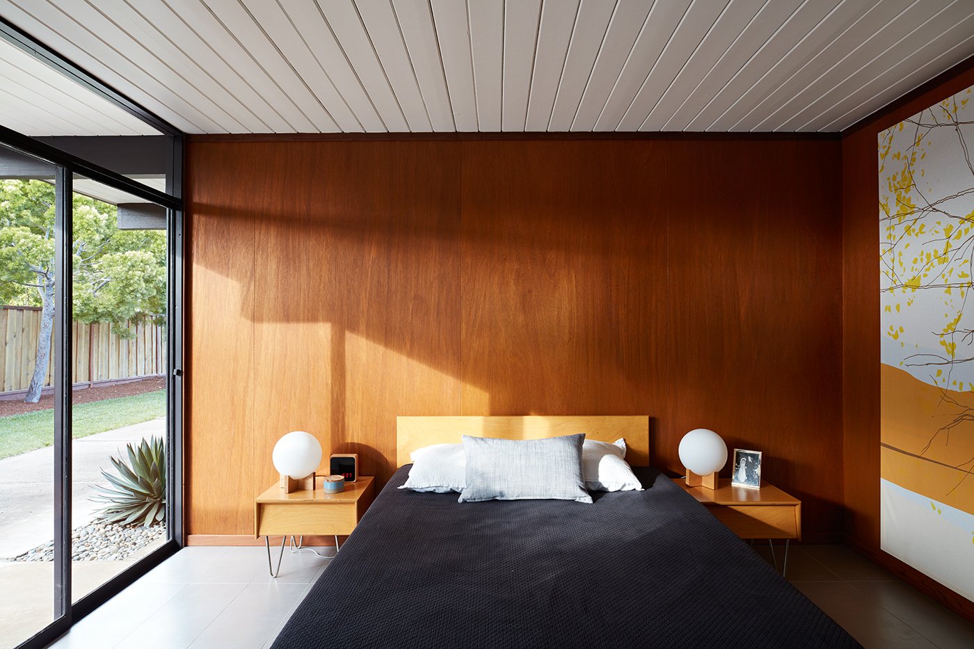 Eichler house in San Mateo Highlands - Klopf architecture - bedroom