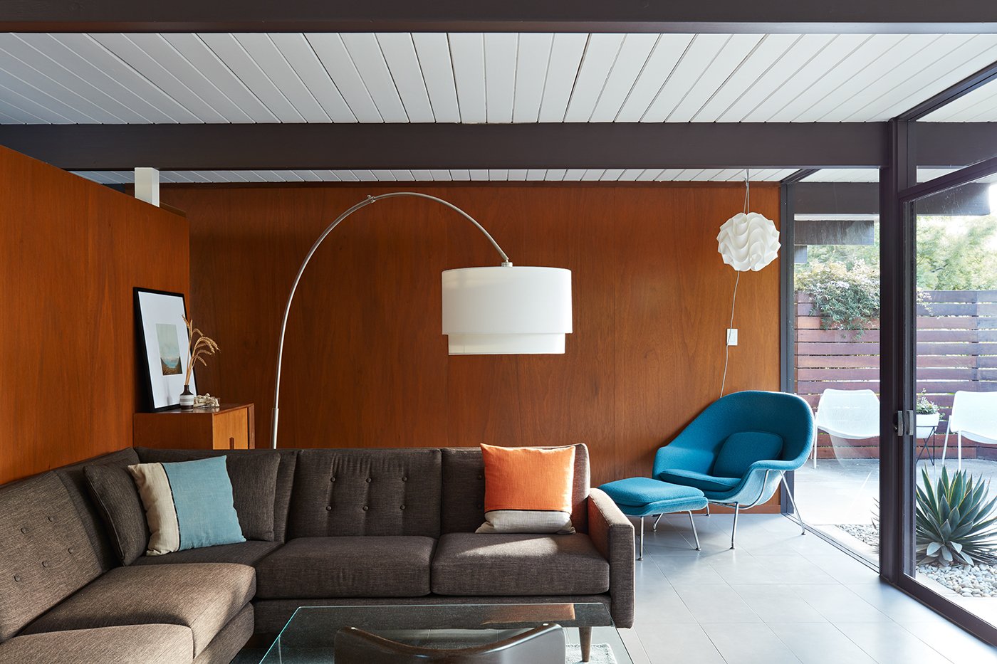 Eichler house in San Mateo Highlands - Klopf architecture - living room