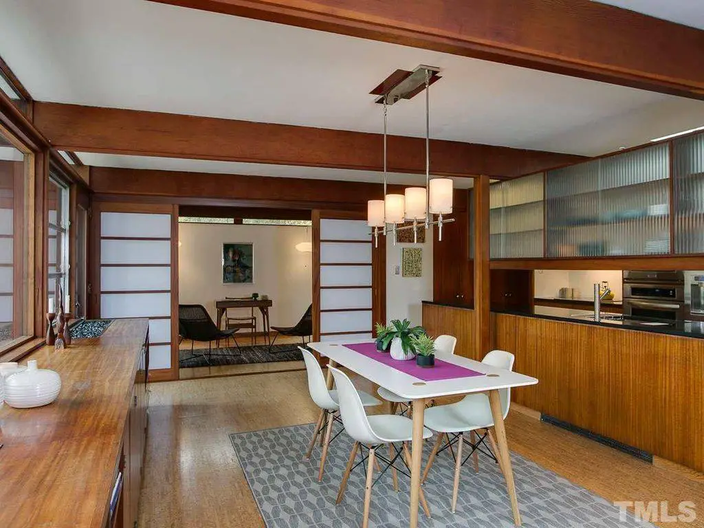 mid-century modern house in Chapel Hill - dining area