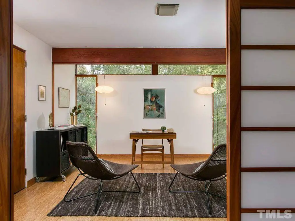 mid-century modern house in Chapel Hill - dining area