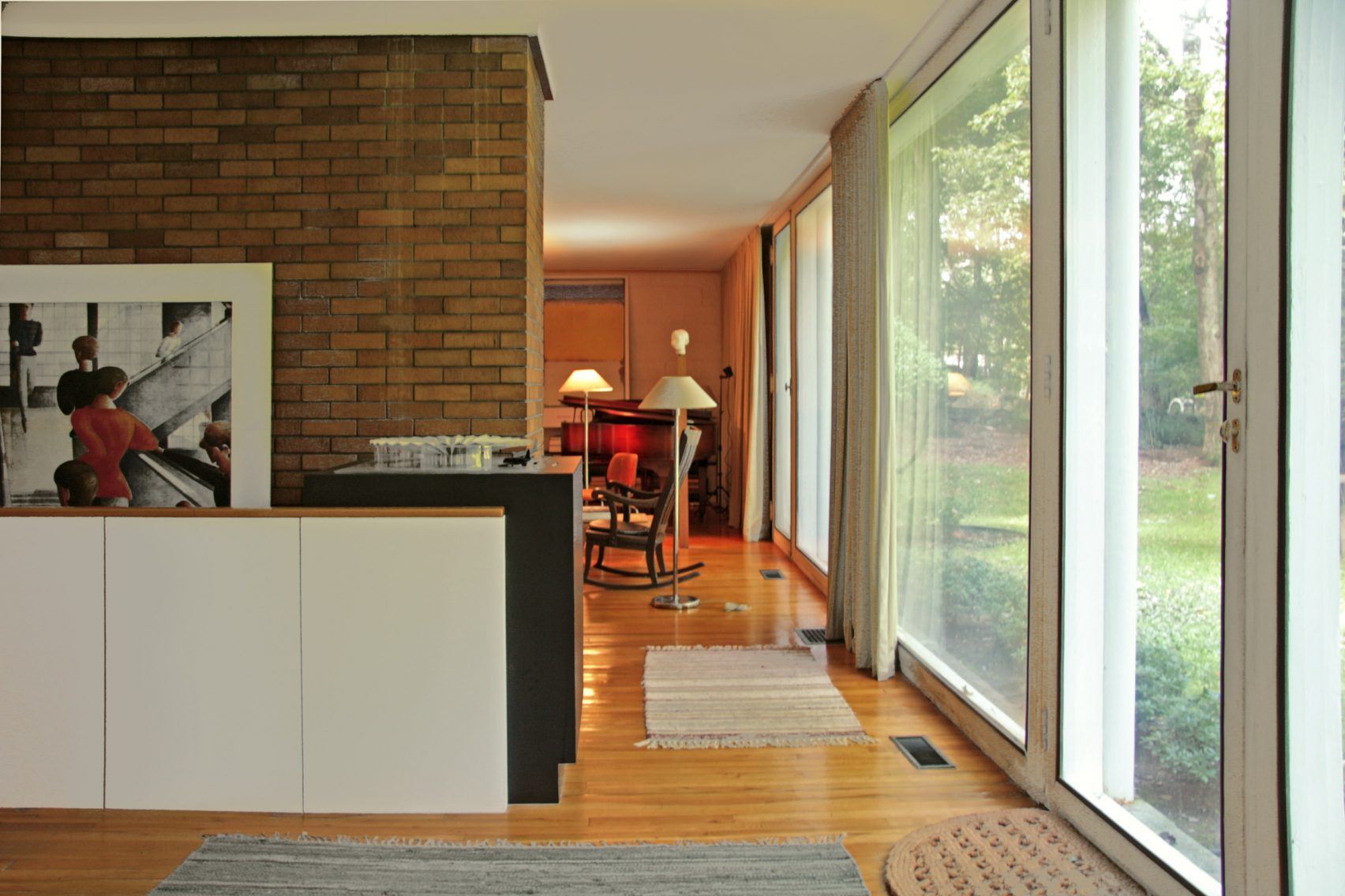 philip-johnson-booth-house-modernist-home-living room corridor