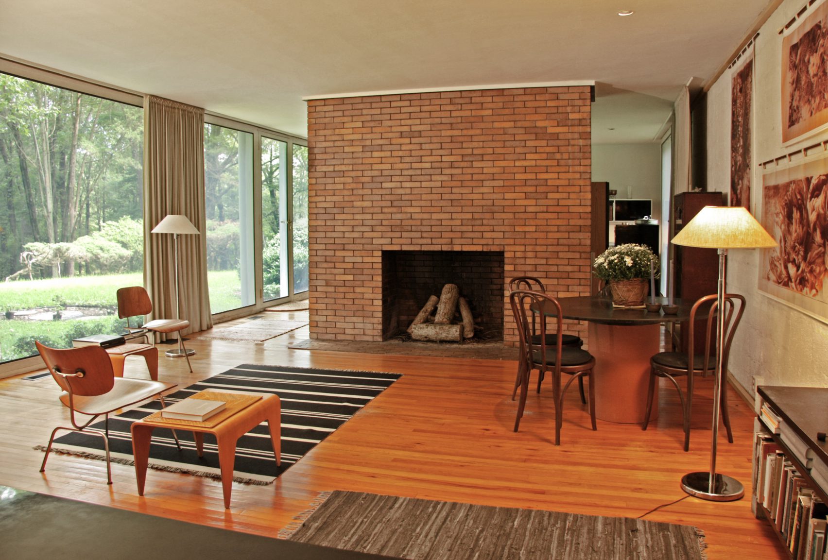 philip-johnson-booth-house-modernist-home-living room