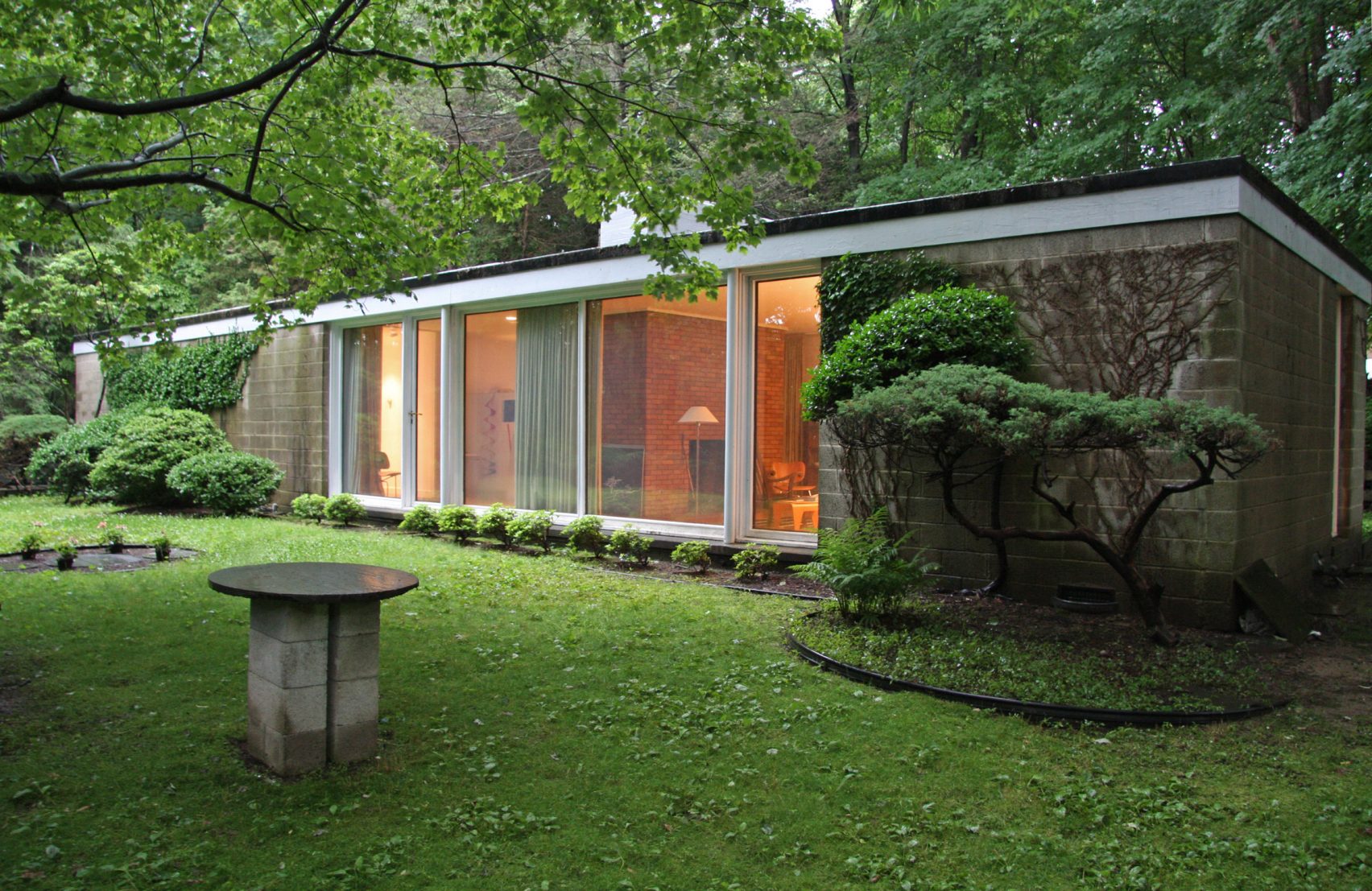 philip-johnson-booth-house-modernist-home-exterior back